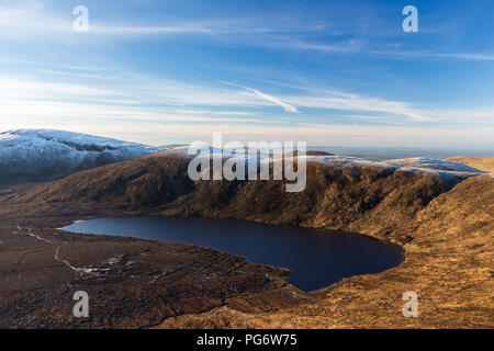 Lough Shannagh con Carn montagna alle spalle e Slieve Muck a sinistra. Mourne Mountains, N.Irlanda. Foto Stock