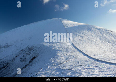Piste superiore di Slieve Donard, N.Irlanda la più alta montagna, coperte di neve in inverno come visto dalla sella o col con Slieve Commedagh. Mournes Foto Stock
