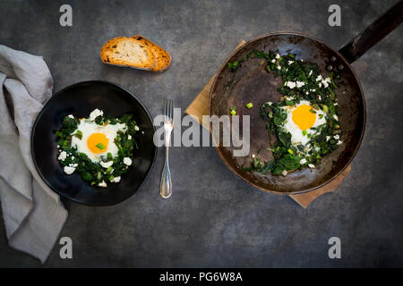 Shakshouka verde con baby spinat, bietole, cipolline e basilico Foto Stock