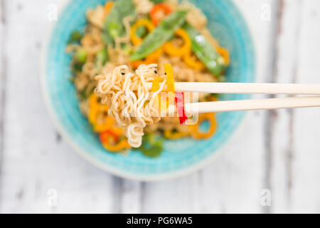 Bacchette con mie tagliatelle, chili pod e il peperone, close-up Foto Stock