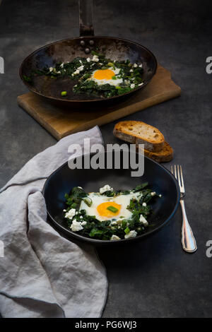 Shakshouka verde con baby spinat, bietole, cipolline e basilico Foto Stock