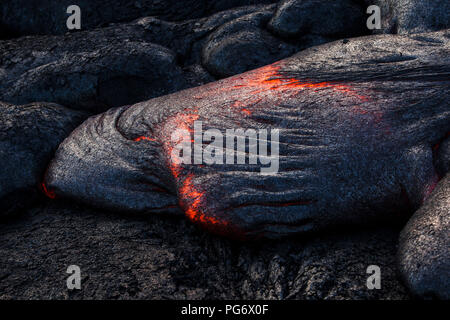 Stati Uniti d'America, Hawaii, Big Island, Parco Nazionale Vulcani, la lava scorre da Pu'u'O'o' vulcano Foto Stock