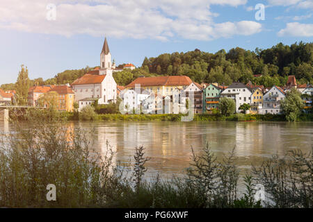 Germania, Passau, vista la città con il fiume Inn in primo piano Foto Stock