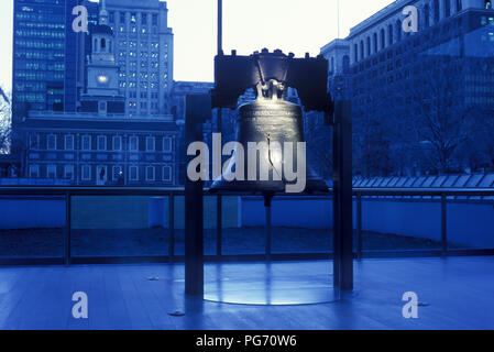 Storico 1989 Liberty Bell (©PASS & STOW 1753) Liberty Bell Center (©MITCHELL & GIURGOLA 1976) Independence Mall di Filadelfia in Pennsylvania USA Foto Stock