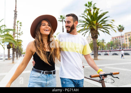 Spagna, Barcellona, felice coppia passeggiate sul lungomare Foto Stock