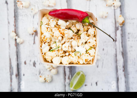 Scatola di popcorn aromatizzato con peperoncino e lime Foto Stock