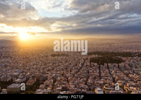 La Grecia, Attica, Atene, vista dal Monte Lycabettus sulla città al tramonto Foto Stock