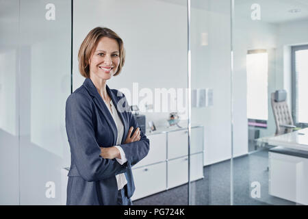 Ritratto di imprenditrice sorridente in ufficio Foto Stock