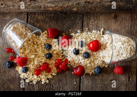 Vari fiocchi di avena e bacche Foto Stock