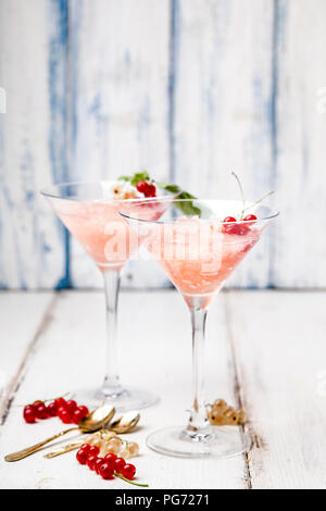 Frose, rose slushie con ribes rosso Foto Stock