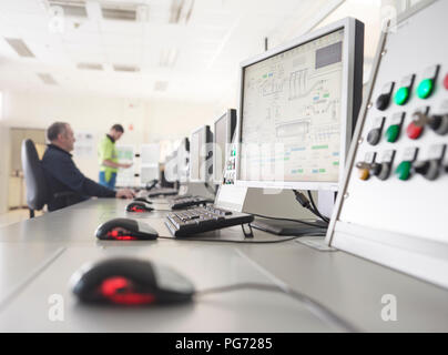 In Romania, macchine per la lavorazione del legno, dei lavoratori nel centro di monitoraggio Foto Stock