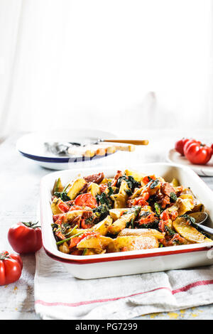 In casseruola con patate, spinaci, pomodori e chorizzo Foto Stock