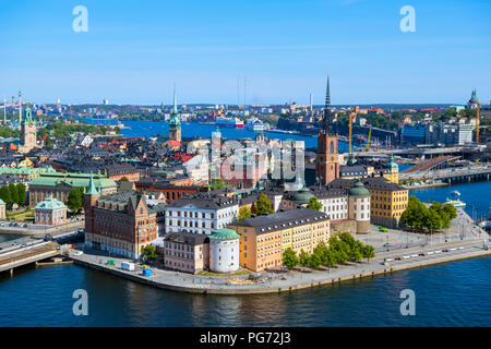 Vista aerea di Riddarholmen e Gamla Stan (la Città Vecchia) dalla Torre del Municipio di Stoccolma (Stadshuset), Kungsholmen, Stoccolma, Svezia Foto Stock