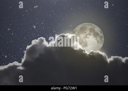 La luna piena sorge sopra una nuvola su di una notte stellata (utilizzato una parte di una foto NASA per le stelle) Foto Stock