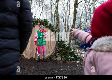 Ai bambini di giocattoli di Babbo Natale officina a tempo di Natale. Credito: Lee Ramsden / Alamy Foto Stock