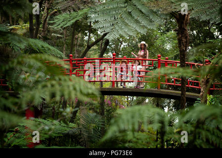 Le giovani ragazze visitare i giardini tropicali in Madeira. Foto Stock