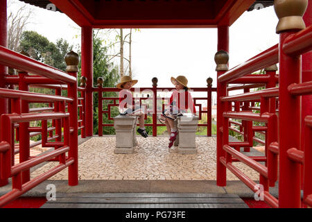 Le giovani ragazze visitare i giardini tropicali in Madeira. Foto Stock