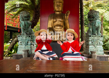 Le giovani ragazze visitare i giardini tropicali in Madeira. Foto Stock