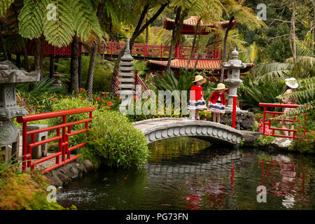 Le giovani ragazze visitare i giardini tropicali in Madeira. Foto Stock