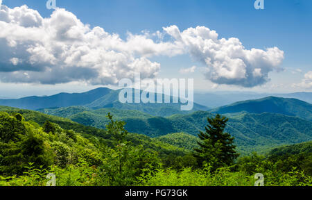 Blue Ridge Mountains North Carolina, USA. Bellissima scenic mountain range con drammatica nuvole. New Scenic 5 posti turistici destinazione di viaggio per le vacanze. Foto Stock