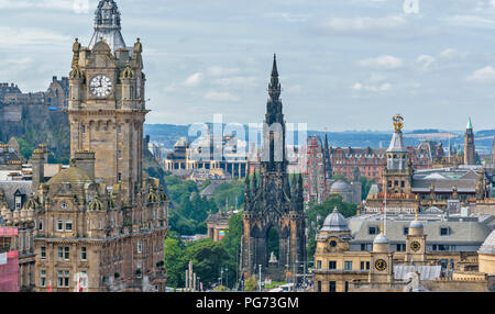 Edimburgo Scozia Calton Hill City View la torre dell Orologio di BALMORAL HOTEL e Monumento Scott su Princes Street Foto Stock