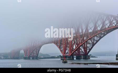 Via Ponte Ferroviario sul Firth of Forth Scozia emergente dalla mattina presto la nebbia