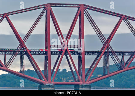 Via Ponte Ferroviario sul Firth of Forth SCOZIA ROSSO E BIANCO TRENO LNER attraversando il ponte Foto Stock