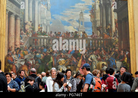 I visitatori di fronte al banchetto di nozze di Cana del Veronese, il più grande dipinto nella galleria del Louvre, Parigi, Francia Foto Stock