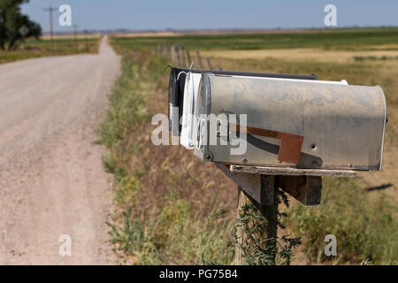 Cassette postali su rurale strada sterrata in Montana, USA Foto Stock