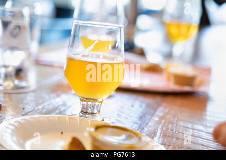 Abstract di un bicchiere piccolo di Micro Brew birre sulla barra. Foto Stock