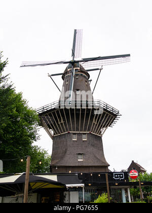 Il mulino a vento e birreria, Brouwerij 't IJ, Amsterdam, Paesi Bassi Foto Stock
