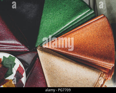 Vista superiore della Tklapi - tradizionale georgiano pastila frutta vendere al mercato Foto Stock