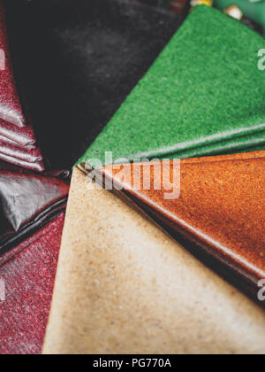 Close up Tklapi - essiccate purea di polpa di frutta di vendita al mercato georgiano Foto Stock
