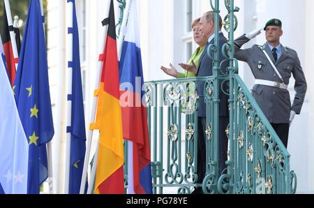 Il cancelliere tedesco Angela Merkel con il presidente russo Vladimir Putin all'arrivo per colloqui presso il chancellors Meseberg residence Agosto 18, 2018 al di fuori di Berlino, Germania. Foto Stock