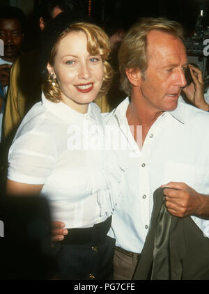 WESTWOOD, CA - 03 agosto: (L-R) Attrice Linda Kozlowski e attore Paul Hogan frequentare Warner Bros Foto 'perdonati' Westwood Premiere il 3 agosto 1992 a Mann's Bruin Theatre di Westwood, California. Foto di Barry re/Alamy Stock Photo Foto Stock