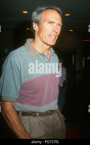 WESTWOOD, CA - 03 agosto: Direttore/attore Clint Eastwood assiste Warner Bros Foto 'perdonati' Westwood Premiere il 3 agosto 1992 a Mann's Bruin Theatre di Westwood, California. Foto di Barry re/Alamy Stock Photo Foto Stock