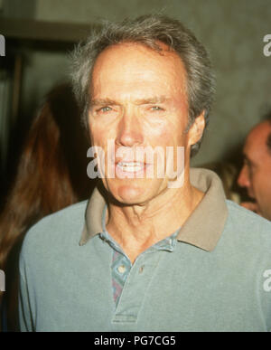 WESTWOOD, CA - 03 agosto: Direttore/attore Clint Eastwood assiste Warner Bros Foto 'perdonati' Westwood Premiere il 3 agosto 1992 a Mann's Bruin Theatre di Westwood, California. Foto di Barry re/Alamy Stock Photo Foto Stock