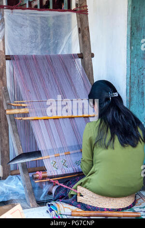 Donna bhutanesi tessitura - Bhutan orientale Foto Stock