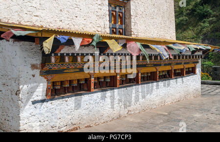 Ruote della preghiera e pagatore flags - Bhutan Foto Stock