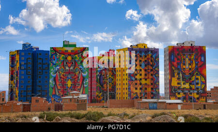 Vivacemente colorati murales dipinti da un artista boliviano Roberto Mamani Mamani su edifici condominiali di El Alto, La Paz, Bolivia Foto Stock