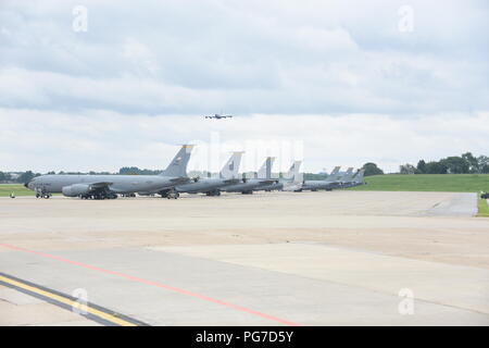 Una KC-135 aeromobile si avvicina per lo sbarco presso le 171st Air Refuelling Wing vicino Pittsburgh il Agosto 21, 2018. Questo è stato l'approccio finale per il pilota Lt.Col. Ross Paullet dopo 32 anni di servizio. (U.S. Air National Guard Foto di Tech. Sgt. Michael Fariss) Foto Stock