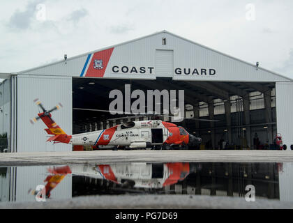 Un MH-60 elicottero Jayhawk equipaggio dalla stazione aria Clearwater e preparare il velivolo per un volo di formazione Martedì, 14 agosto 2018 a stazione aria Clearwater, Florida. Coast Guard i membri dell'equipaggio treno quotidianamente per garantire che siano pronti per una moltitudine di situazioni di emergenza. (U.S. Coast Guard foto di Sottufficiali di prima classe Michael De NYSE) Foto Stock