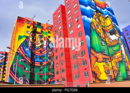 Vivacemente colorati murales dipinti da un artista boliviano Roberto Mamani Mamani su edifici condominiali di El Alto, La Paz, Bolivia Foto Stock