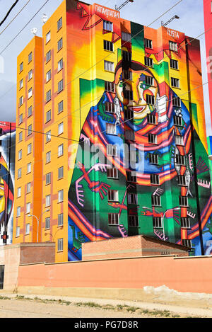 Vivacemente colorati murales dipinti da un artista boliviano Roberto Mamani Mamani su edifici condominiali di El Alto, La Paz, Bolivia Foto Stock