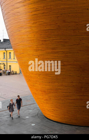 Kamppi Cappella Helsinki, due giovani a piedi passato la cappella Kamppi (Cappella del silenzio) in Narinkkatori nel centro di Helsinki, Finlandia. Foto Stock