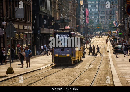 Il centro di Helsinki, vista su una serata estiva lungo Aleksanterinkatu, una famosa via dello shopping nel centro di Helsinki, Finlandia. Foto Stock