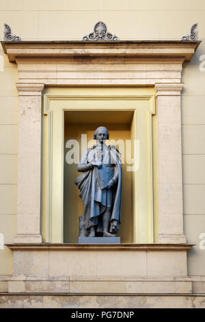 Saint Petersburg, Russia - 7 Gennaio 2018: Statua di Raffaello Morghen sulla facciata del Nuovo Hermitage Foto Stock