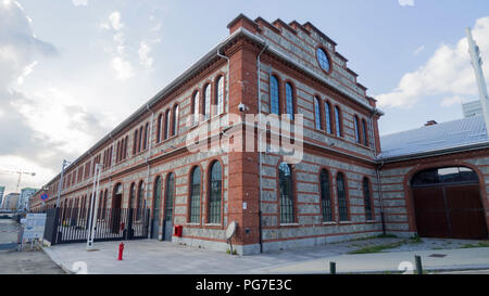 Agosto 2018: ex officina ferroviaria, attualmente sede del Politecnico di Torino e il nuovo quartiere delle arti e della ricerca della Fondazione CRT. Ago Foto Stock