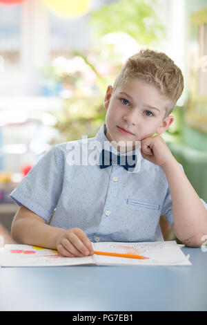 La Bielorussia, Gomel, 29 maggio 2018. Il centro di asilo. Open day.Il ragazzo delle classi primarie è innestato Foto Stock