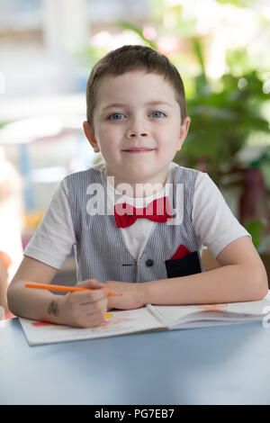 La Bielorussia, Gomel, 29 maggio 2018. Il centro di asilo. Open day.Allegro poco positivo ragazzo in una tabella in un kindergarten Foto Stock